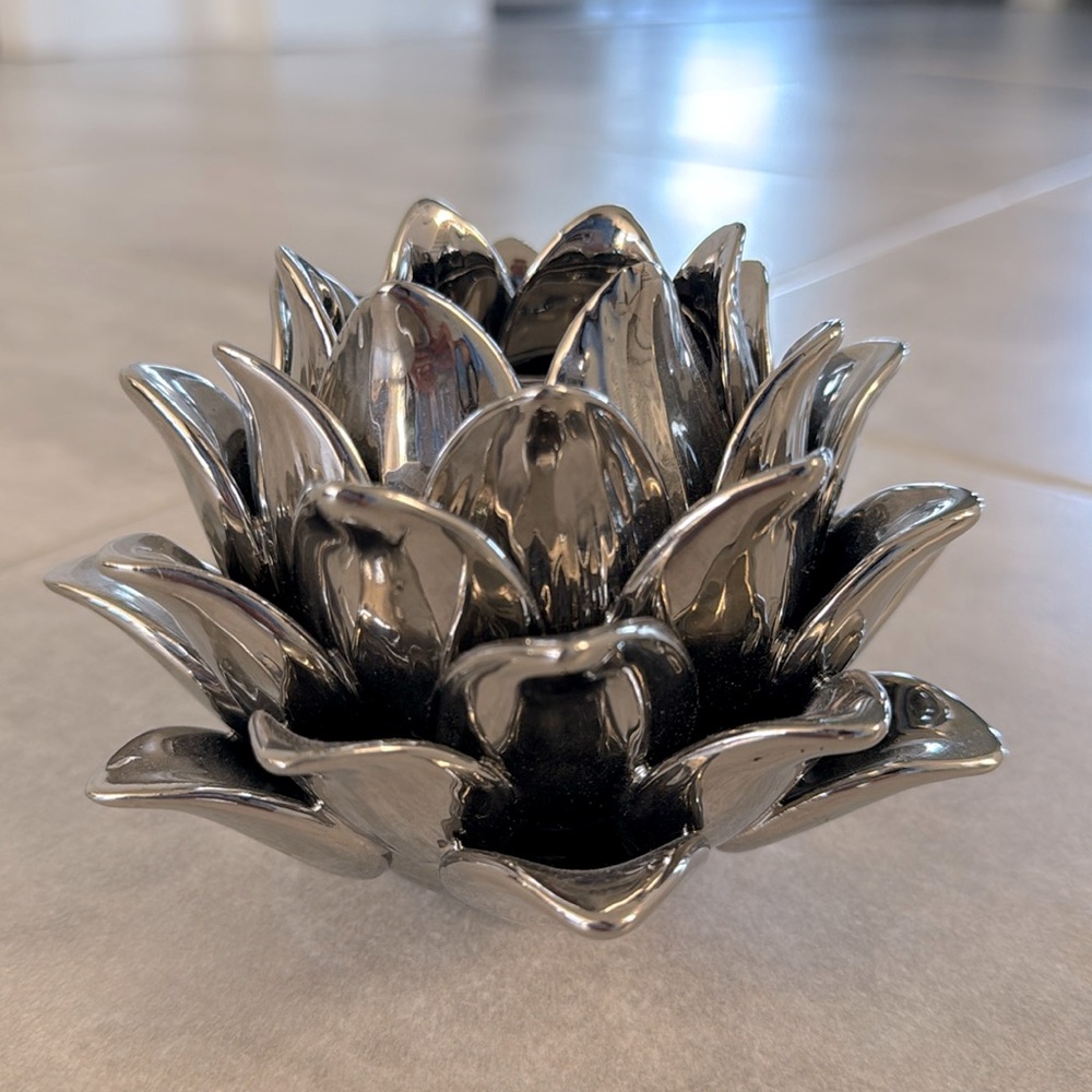 Metallic Silver-Finish Lotus Flower-Shaped Tealight Candle Holder